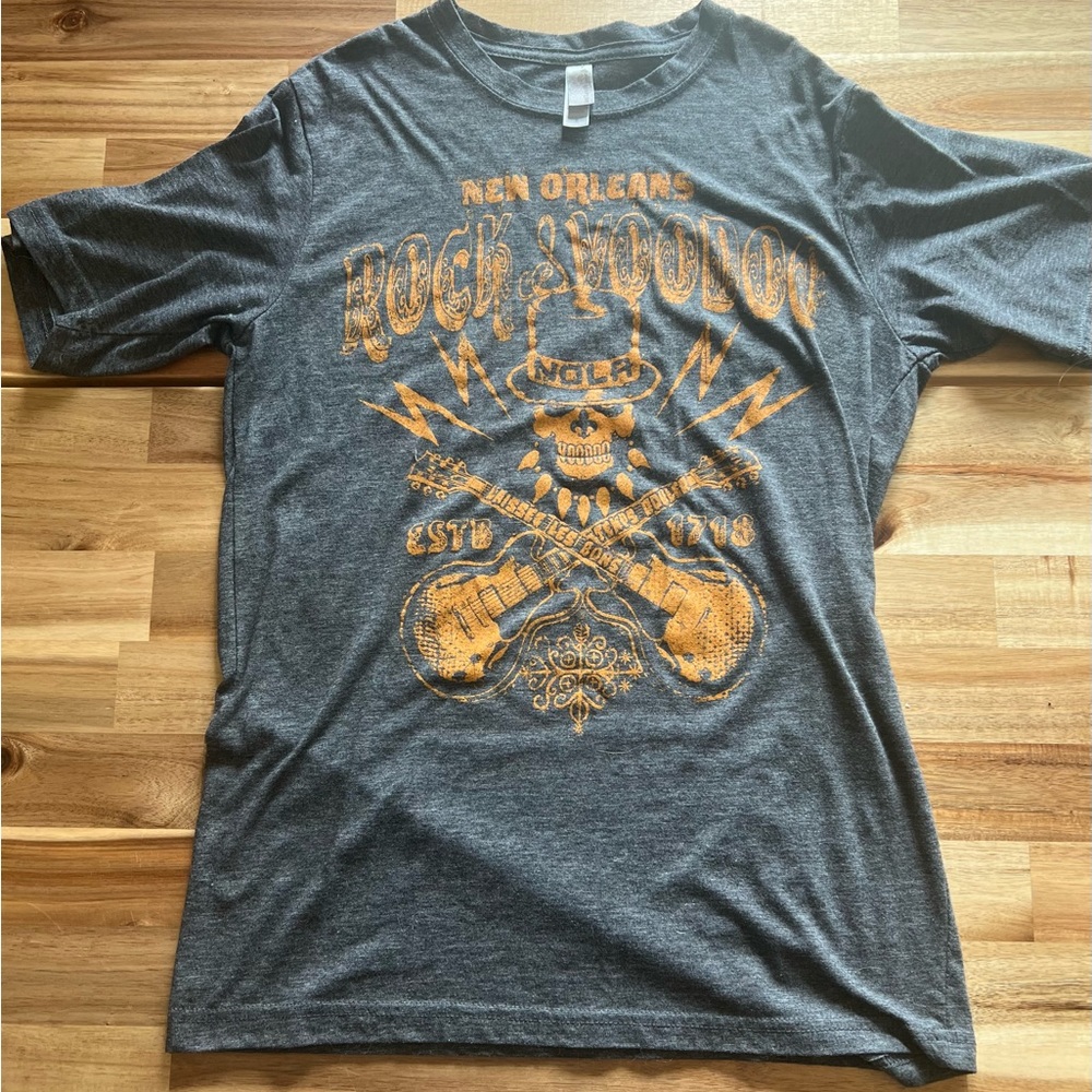 New Orleans‎ “Rock & Voodoo” men’s small charcoal gray and gold t shirt